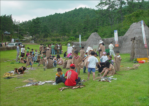 화순 춘양면 대신리 지동마을에서 매주 토요일 선사체험장이 문을 엽니다. 